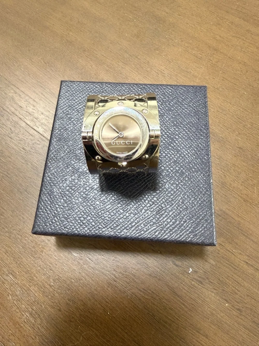 Gucci Silver 112 Twirl GG Pattern Cuff Watch with Gray Dial - Picture 7 of 7